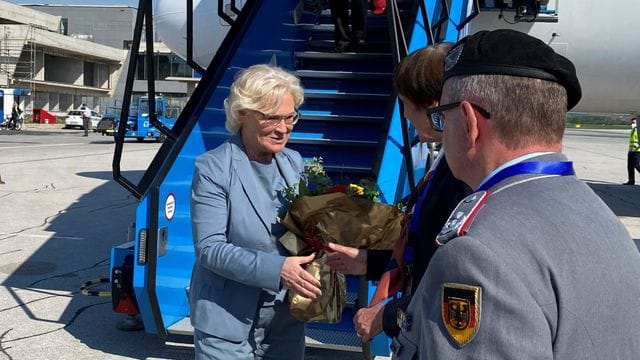 Verteidigungsministerin Christine Lambrecht (SPD, l) bei ihrer Ankunft auf dem Flughafen in der bosnischen Hauptstadt Sarajevo.