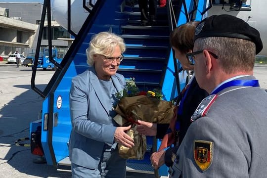 Verteidigungsministerin Christine Lambrecht (SPD, l) bei ihrer Ankunft auf dem Flughafen in der bosnischen Hauptstadt Sarajevo.