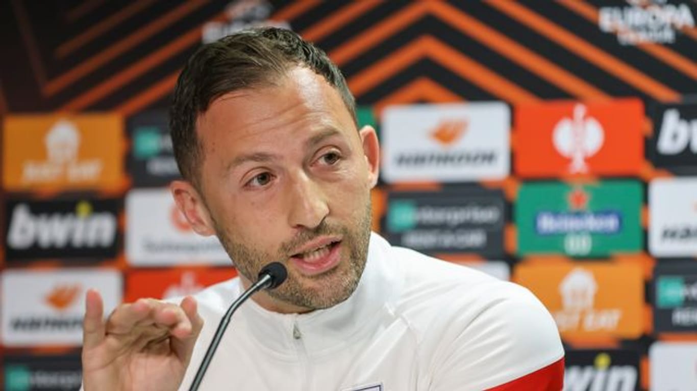Leipzigs Trainer Domenico Tedesco spricht während der Pressekonferenz.