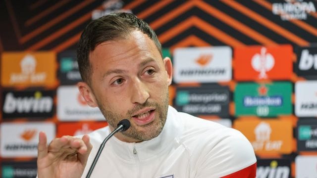 Leipzigs Trainer Domenico Tedesco spricht während der Pressekonferenz.