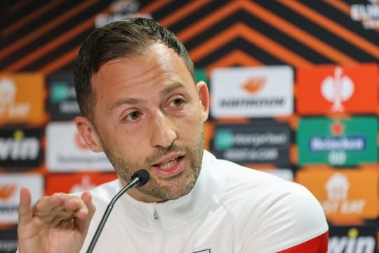 Leipzigs Trainer Domenico Tedesco spricht während der Pressekonferenz.