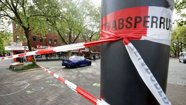 Am Tatort in Duisburg: Bei Schüssen auf offener Straße sind am Mittwoch vier Menschen verletzt worden. Am Tatort in Duisburg: Bei Schüssen auf offener Straße sind am Mittwoch vier Menschen verletzt worden.