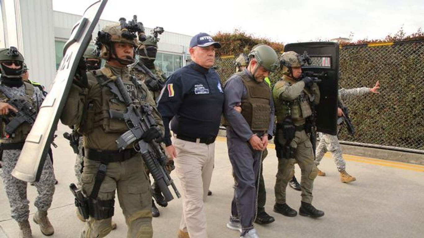 Dairo Antonio Úsuga (M), auch bekannt als "Otoniel", auf einem Militärflughafen in Kolumbiens Hauptstadt Bogota vor seiner Auslieferung an die USA.