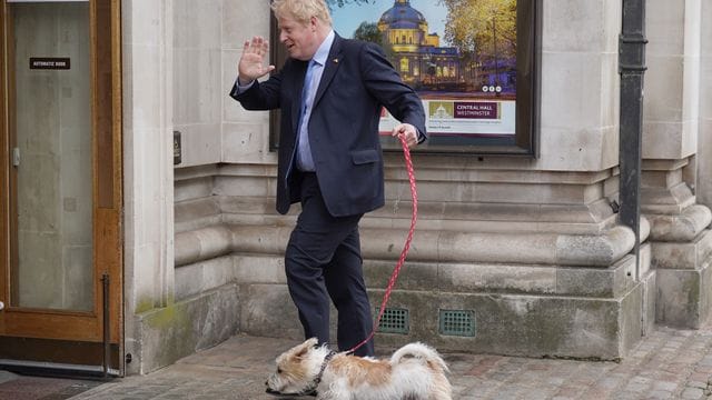 Boris Johnson kommt mit Hund Dilyn zur Wahl.