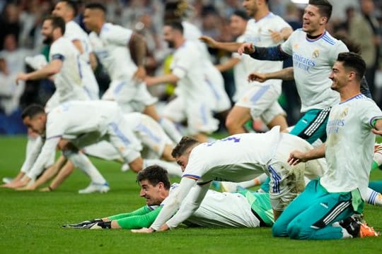 Die Spieler von Real Madrid feiern ihren Finaleinzug.