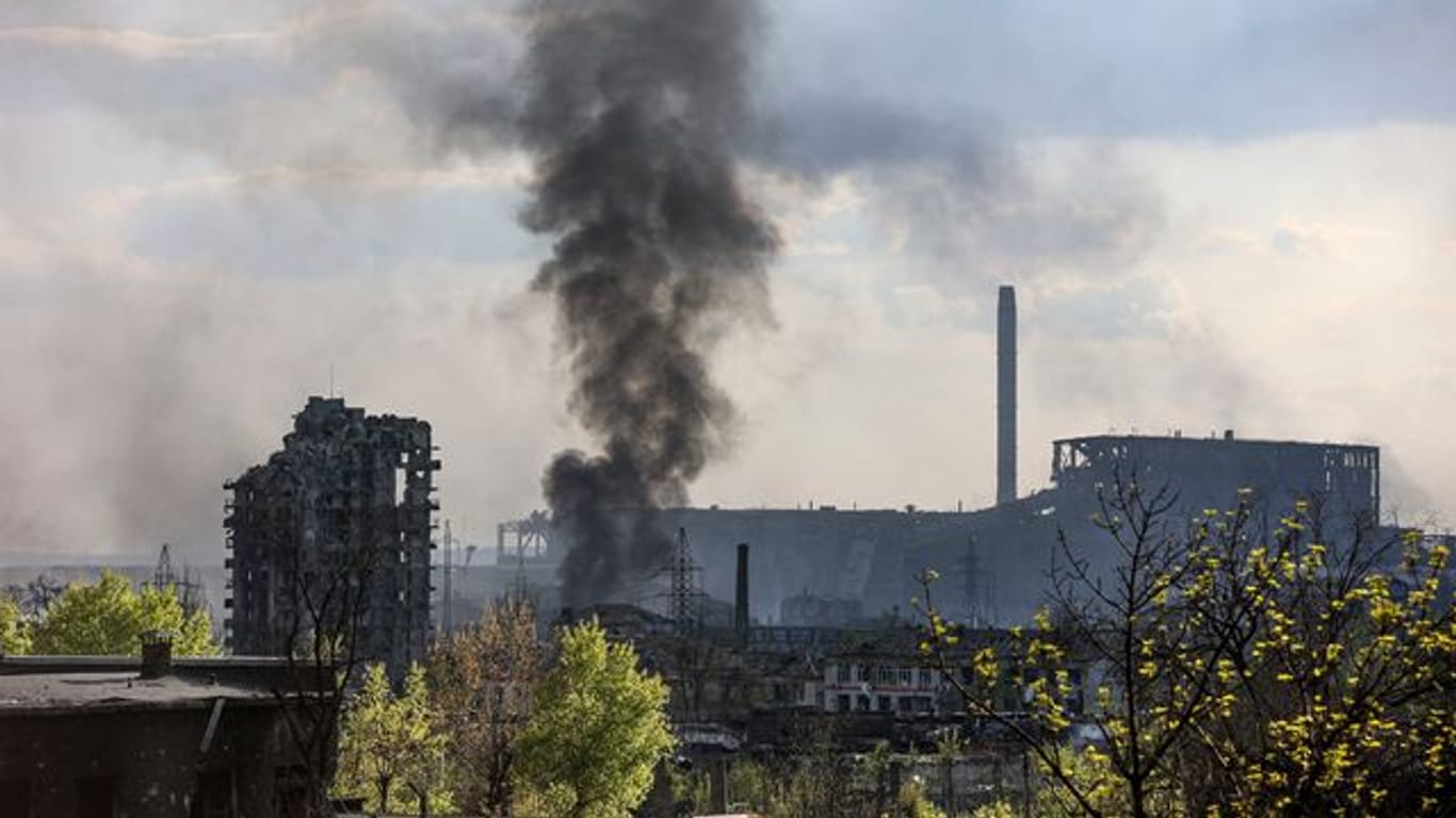 Rauch steigt aus dem Stahlwerk Asovstal auf.