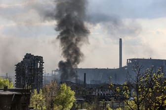 Rauch steigt aus dem Stahlwerk Asovstal auf.
