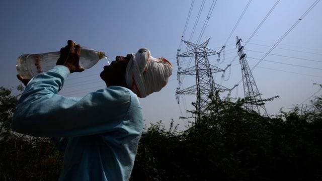 Ein Arbeiter in Neu-Delhi löscht während der historischen Hitzewelle in Indien seinen Durst.