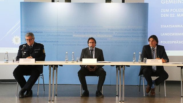 Unter Druck: Die Polizei steht massiv unter Druck - und verspricht "restlose" Aufklärung. Unter Druck: Die Polizei steht massiv unter Druck - und verspricht "restlose" Aufklärung.