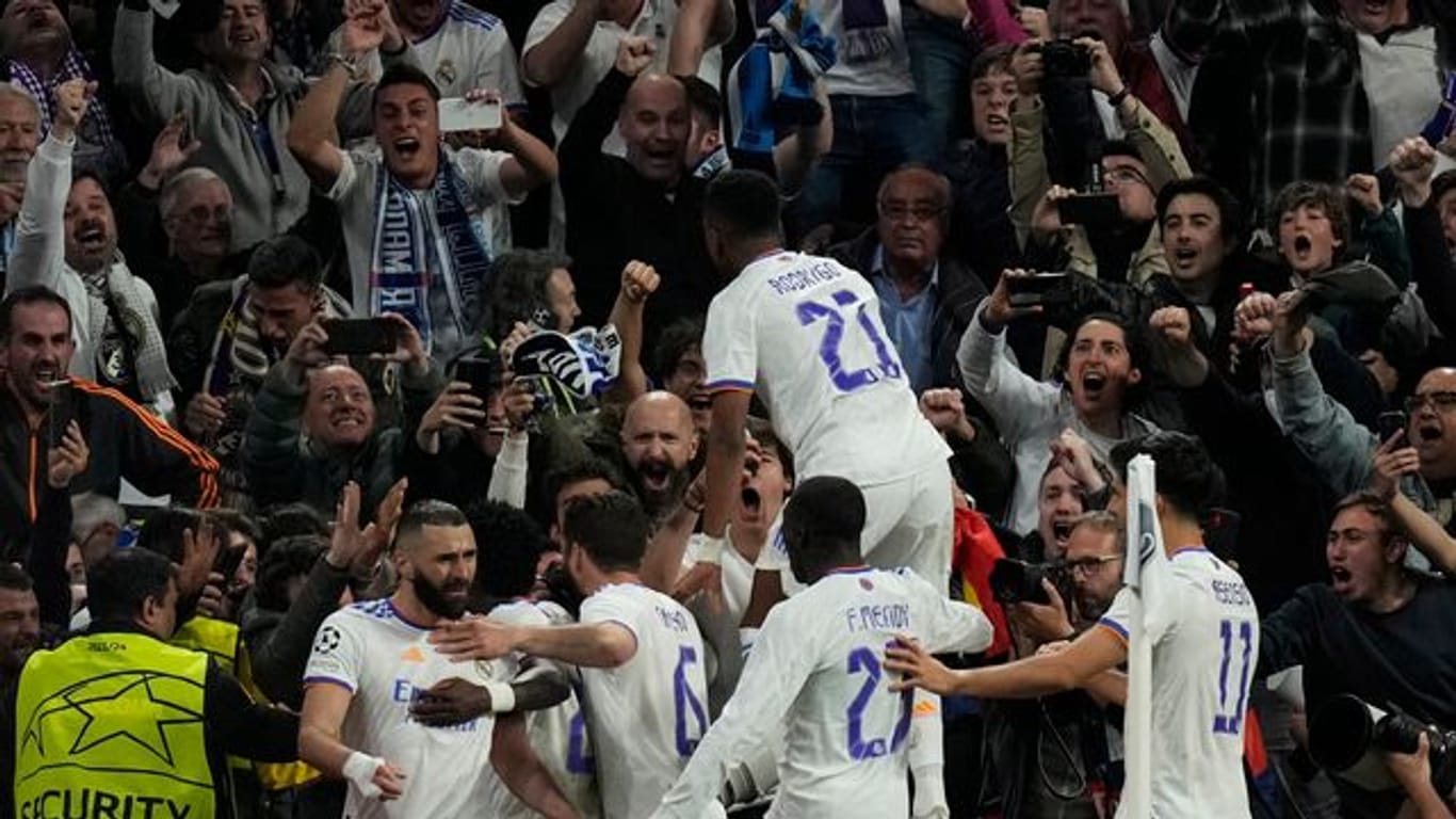 Die Spieler von Real Madrid feiern das Tor in der Verlängerung.