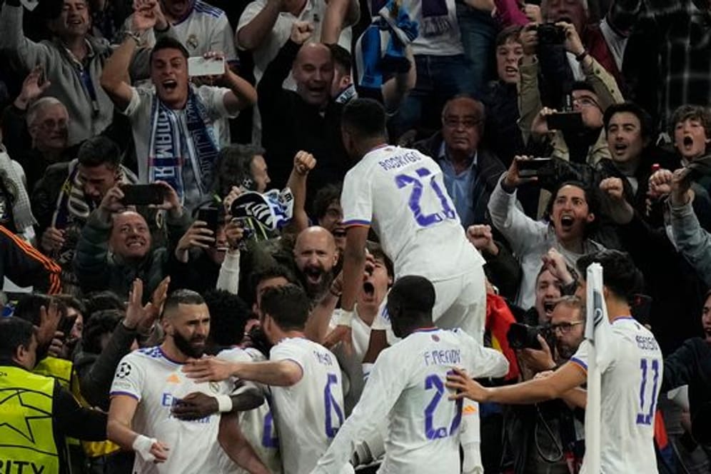 Die Spieler von Real Madrid feiern das Tor in der Verlängerung.