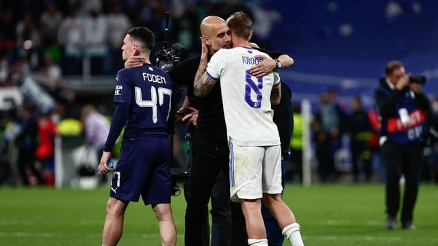 Toni Kroos (r) tröstete Man-City-Trainer Pep Guardiola. Toni Kroos (r) tröstete Man-City-Trainer Pep Guardiola.