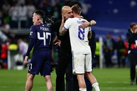 Toni Kroos (r) tröstete Man-City-Trainer Pep Guardiola.