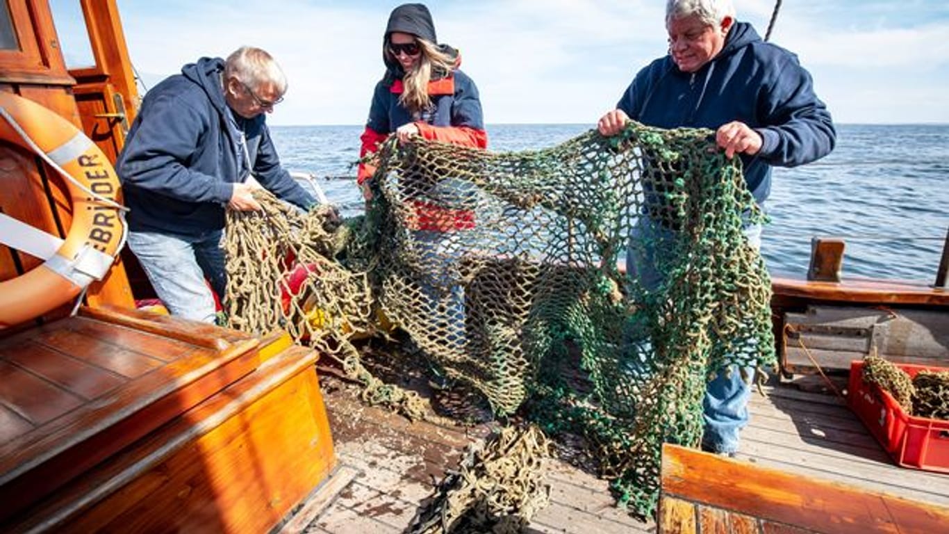 Bei der Aktion "Geisternetze Ostfriesland" suchen Taucher verloren gegangene Netze in der Nordsee.