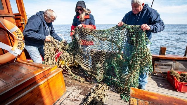 Bei der Aktion "Geisternetze Ostfriesland" suchen Taucher verloren gegangene Netze in der Nordsee. Bei der Aktion "Geisternetze Ostfriesland" suchen Taucher verloren gegangene Netze in der Nordsee.