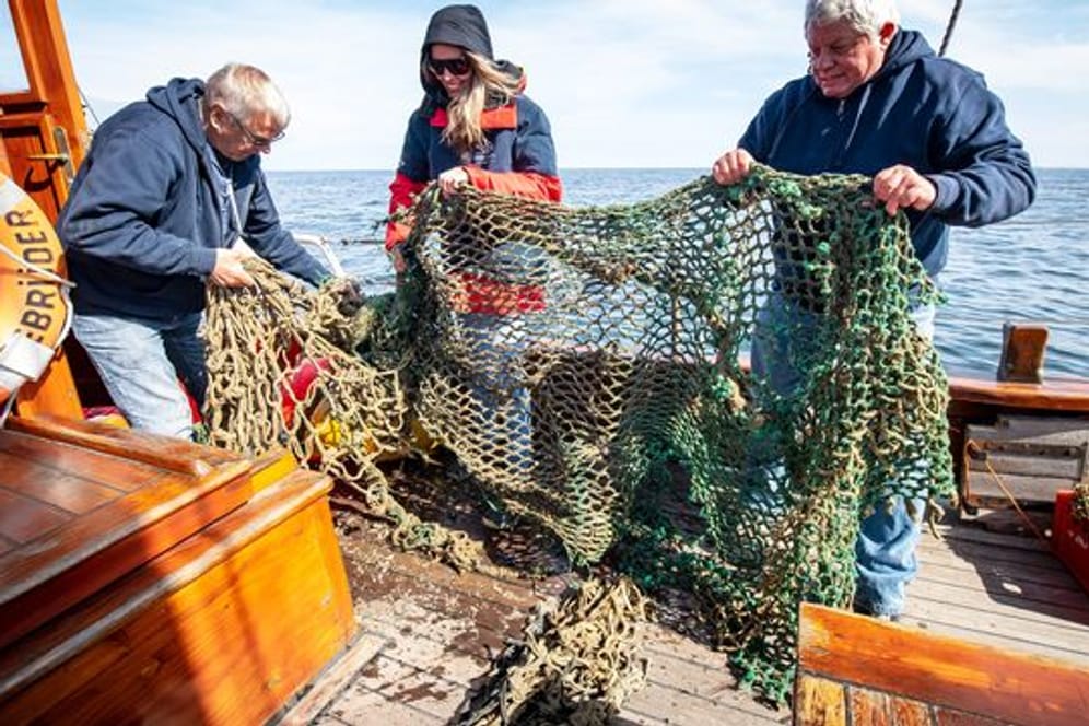 Bei der Aktion "Geisternetze Ostfriesland" suchen Taucher verloren gegangene Netze in der Nordsee.