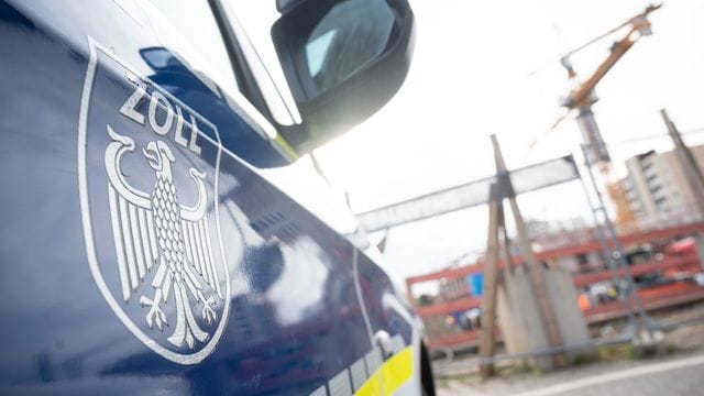 Bekämpfung von Schwarzarbeit: Mitarbeiter des Zolls durchsuchen eine Baustelle in Frankfurt. Bekämpfung von Schwarzarbeit: Mitarbeiter des Zolls durchsuchen eine Baustelle in Frankfurt.