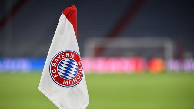 Der FC Bayern München stellt seine neuen Trikots vor.