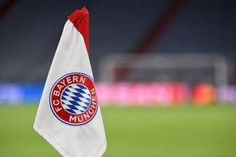 Der FC Bayern München stellt seine neuen Trikots vor.