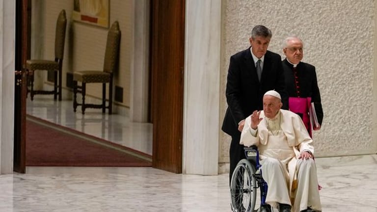 Papst Franziskus (M) leidet seit mehreren Monaten an einer Bänderzerrung im rechten Knie.