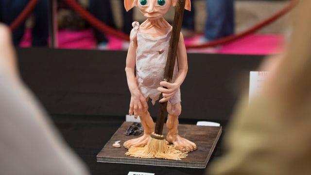Der Dobby-Kult treibt nicht nur in Großbritannien wilde Blüten: Auch hierzulande gibt es Fans, die dem Harry-Potter-Hauself huldigen - beispielsweise in Torten-Form. Der Dobby-Kult treibt nicht nur in Großbritannien wilde Blüten: Auch hierzulande gibt es Fans, die dem Harry-Potter-Hauself huldigen - beispielsweise in Torten-Form.