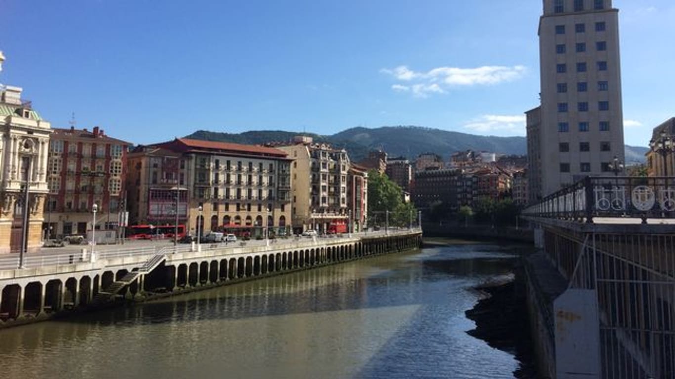 Die Polizei schließt laut Medienberichten nicht aus, dass bis zu acht Morde auf das Konto des Serienmörders gehen könnten, verübt fast alle in Bilbaos Altstadt in den Wohnungen der Opfer.