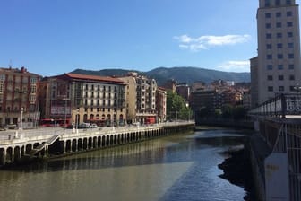 Die Polizei schließt laut Medienberichten nicht aus, dass bis zu acht Morde auf das Konto des Serienmörders gehen könnten, verübt fast alle in Bilbaos Altstadt in den Wohnungen der Opfer.