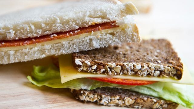 Laut der Studie sind mehr Vollkorngetreide, Hülsenfrüchte und Nüsse vorteilhaft - und weniger rotes und verarbeitetes Fleisch. Laut der Studie sind mehr Vollkorngetreide, Hülsenfrüchte und Nüsse vorteilhaft - und weniger rotes und verarbeitetes Fleisch.