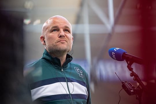 Laut Rouven Schröder, Sportdirektor FC Schalke, will man mit kühlem Kopf in die restlichen Spiele gehen.