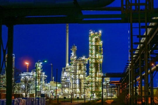 Die Anlagen der Erdölraffinerie auf dem Industriegelände der PCK-Raffinerie GmbH in Schwedt.
