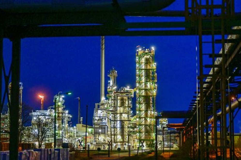 Die Anlagen der Erdölraffinerie auf dem Industriegelände der PCK-Raffinerie GmbH in Schwedt.