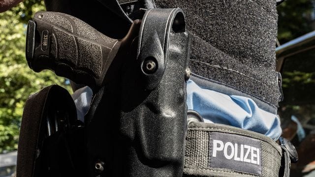 Zur Durchsuchung der insgesamt 15 Objekte im Auftrag der Hamburger Staatsanwaltschaft waren rund 300 Beamte im Einsatz (Symbolbild). Zur Durchsuchung der insgesamt 15 Objekte im Auftrag der Hamburger Staatsanwaltschaft waren rund 300 Beamte im Einsatz (Symbolbild).