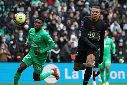 Spiel zwischen zwei französischen Erstliga-Clubs: Kylian Mbappe (r) von PSG kämpft um den Ball mit Saint-Etiennes Alpha Sissoko.