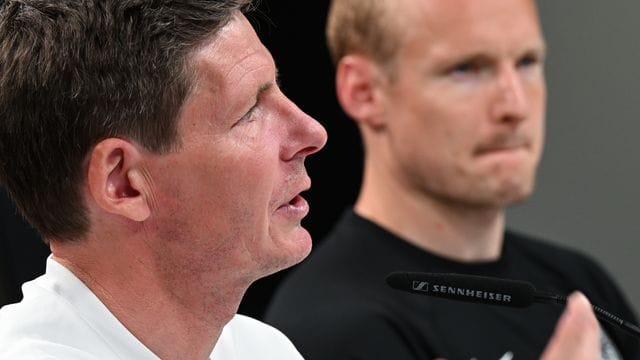 Eintrachts Cheftrainer Oliver Glasner (l) und Kapitän Sebastian Rode, der im Halbfinal-Rückspiel der Europa League gegen West Ham United beginnen wird, auf einer Pressekonferenz.