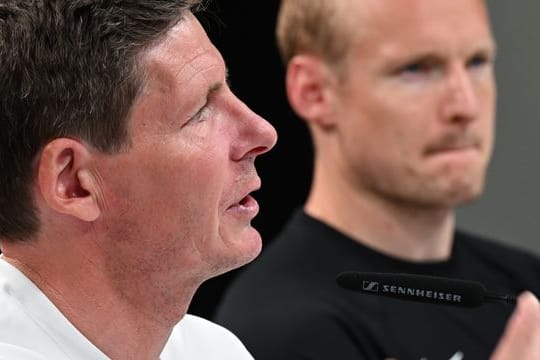 Eintrachts Cheftrainer Oliver Glasner (l) und Kapitän Sebastian Rode, der im Halbfinal-Rückspiel der Europa League gegen West Ham United beginnen wird, auf einer Pressekonferenz.