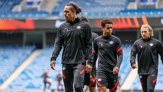 Leipzigs Stürmer Yussuf Poulsen (l) startet gegen die Glasgow Rangers im Halbfinal-Rückspiel der Europa League.