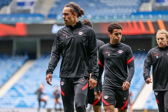 Leipzigs Stürmer Yussuf Poulsen (l) startet gegen die Glasgow Rangers im Halbfinal-Rückspiel der Europa League.