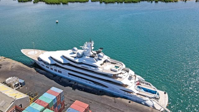 Die Superjacht "Amadea" liegt im Containerhafen von Lautoka auf Fidschi vor Anker.