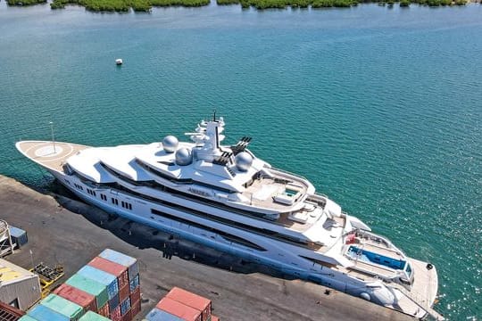 Die Superjacht "Amadea" liegt im Containerhafen von Lautoka auf Fidschi vor Anker.