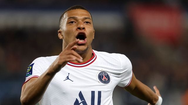 Kylian Mbappe von PSG steht einen Medienbericht zufolge vor einer Vertragsverlängerung. Kylian Mbappe von PSG steht einen Medienbericht zufolge vor einer Vertragsverlängerung.