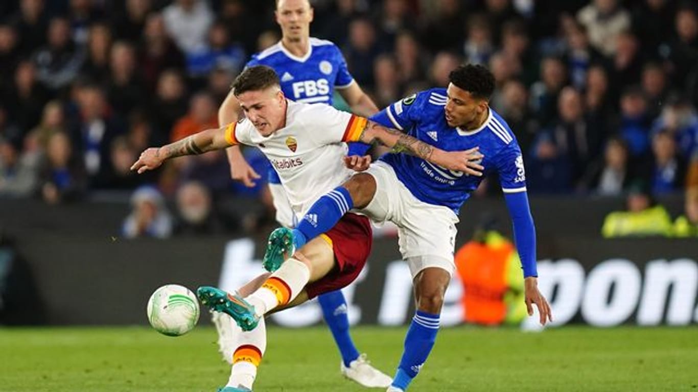 James Justin (r) von Leicester City kämpft gegen Lorenzo Pellegrini vom AS Rom um den Ball.
