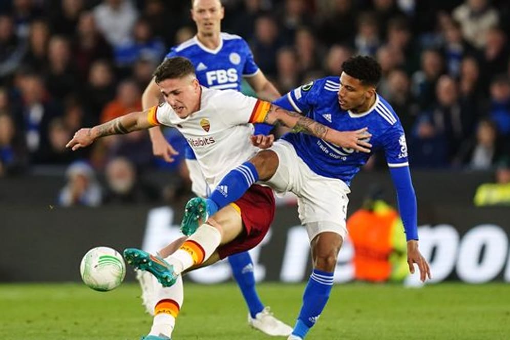 James Justin (r) von Leicester City kämpft gegen Lorenzo Pellegrini vom AS Rom um den Ball.