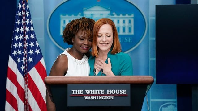 Jen Psaki (r) übergibt ihren Posten als Biden-Sprecherin an Karine Jean-Pierre (l).