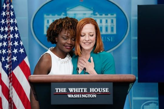 Jen Psaki (r) übergibt ihren Posten als Biden-Sprecherin an Karine Jean-Pierre (l).