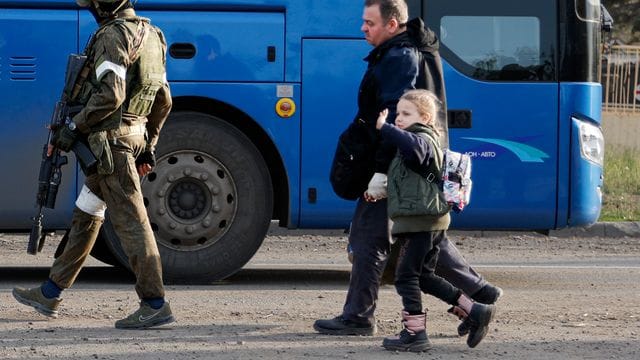 Sie haben es geschafft: Dieser Mann und dieses Mädchen sind zumindest körperlich unversehrt aus dem belagerten Stahlwerk Asovstal in Mariupol herausgekommen.