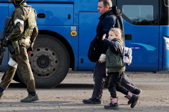 Sie haben es geschafft: Dieser Mann und dieses Mädchen sind zumindest körperlich unversehrt aus dem belagerten Stahlwerk Asovstal in Mariupol herausgekommen.