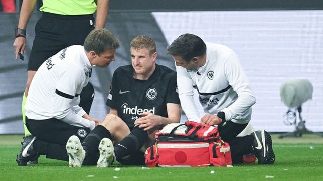 Martin Hinteregger sitzt verletzt auf dem Rasen und wird behandelt.