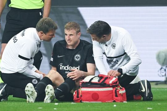 Martin Hinteregger sitzt verletzt auf dem Rasen und wird behandelt.