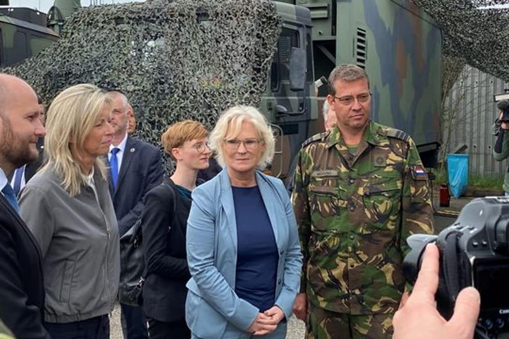 Der slowakische Verteidigungsminister Jaroslav Nad (l-r), die niederländische Verteidigungsministerin Kasja Ollongren, die deutsche Verteidigungsministerin Christine Lambrecht und der niederländische Lieutenant Colonel Patrick Wekking stehen vor Teilen eines Flugabwehrsystem Patriot.