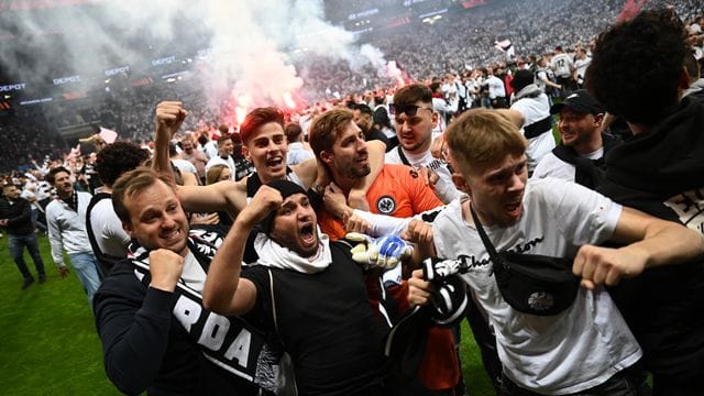 Nach dem Sieg von Eintracht Frankfurt feiern die Fans auch außerhalb des Stadions weiter.